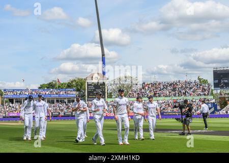 Birmingham, Royaume-Uni. 28 juillet 2024. Les joueurs anglais quittent le terrain pour déjeuner lors du 3ème Rothesay test match Day 3 Angleterre vs West Indies à Edgbaston, Birmingham, Royaume-Uni, 28 juillet 2024 (photo par Craig Thomas/News images) à Birmingham, Royaume-Uni le 28/07/2024. (Photo de Craig Thomas/News images/SIPA USA) crédit : SIPA USA/Alamy Live News Banque D'Images