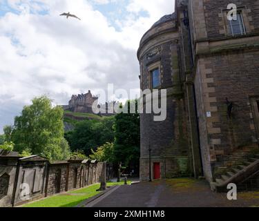 Château d'Édimbourg vu des jardins de Princes Street à Édimbourg, capitale de l'Écosse, le 27 juillet 2024 Banque D'Images