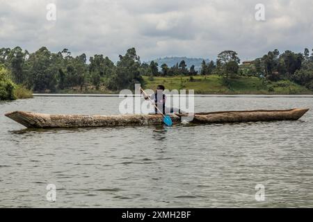 BUNYONYI, OUGANDA - 19 MARS 2020 : canoës-pirogues au lac Bunyonyi, Ouganda Banque D'Images