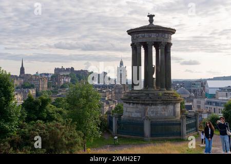 Monument Dugald Stewart sur Calton Hill avec vue sur Édimbourg et son château, capitale de l'Écosse, 27 juillet 2024 Banque D'Images