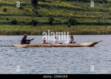 BUNYONYI, OUGANDA - 19 MARS 2020 : canoë-kayak sur le lac Bunyonyi, Ouganda Banque D'Images