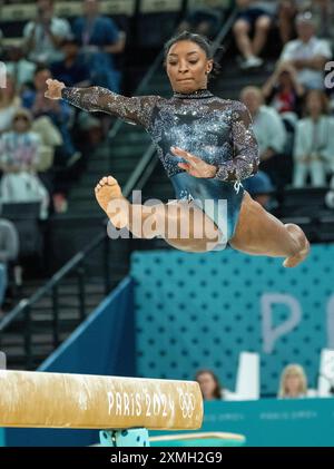 Paris, France. 28 juillet 2024. Simone Biles des États-Unis commence sa performance sur le Balance Beam lors de la session de qualification de gymnastique artistique féminine aux Jeux olympiques d'été à la Bercy Arena à Paris, France, le dimanche 28 juillet 2024. Photo de Pat Benic/UPI crédit : UPI/Alamy Live News Banque D'Images