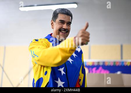 (240728) -- CARACAS, 28 juillet 2024 (Xinhua) -- le président vénézuélien Nicolas Maduro affiche son pouce marqué à l'encre après avoir voté lors de l'élection présidentielle à Caracas, Venezuela, le 28 juillet 2024. Le processus électoral commence pour choisir le prochain président du Venezuela. (Xinhua/Li Muzi) Banque D'Images