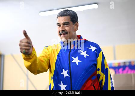 (240728) -- CARACAS, 28 juillet 2024 (Xinhua) -- le président vénézuélien Nicolas Maduro affiche son pouce marqué à l'encre après avoir voté lors de l'élection présidentielle à Caracas, Venezuela, le 28 juillet 2024. Le processus électoral commence pour choisir le prochain président du Venezuela. (Xinhua/Li Muzi) Banque D'Images