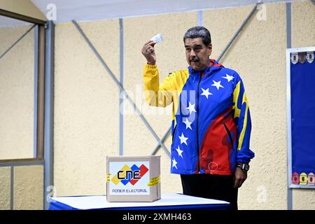 (240728) -- CARACAS, 28 juillet 2024 (Xinhua) -- le président vénézuélien Nicolas Maduro affiche son bulletin de vote avant de voter lors de l'élection présidentielle à Caracas, Venezuela, le 28 juillet 2024. Le processus électoral commence pour choisir le prochain président du Venezuela. (Xinhua/Li Muzi) Banque D'Images