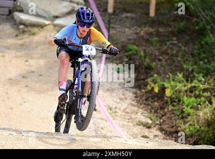 Elencourt, France. 28 juillet 2024. La belge Emeline Detilleux photographiée en action lors de la course cycliste de cross-country féminine des Jeux Olympiques de Paris 2024, lors de l'ascension de la colline d'Elancourt près de Paris, France, le dimanche 28 juillet 2024. Les Jeux de la XXXIIIe Olympiade se déroulent à Paris du 26 juillet au 11 août. La délégation belge compte 165 athlètes en compétition dans 21 sports. BELGA PHOTO LAURIE DIEFFEMBACQ crédit : Belga News Agency/Alamy Live News Banque D'Images
