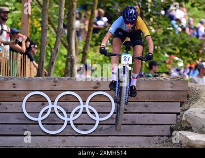 Elencourt, France. 28 juillet 2024. La belge Emeline Detilleux photographiée en action lors de la course cycliste de cross-country féminine des Jeux Olympiques de Paris 2024, lors de l'ascension de la colline d'Elancourt près de Paris, France, le dimanche 28 juillet 2024. Les Jeux de la XXXIIIe Olympiade se déroulent à Paris du 26 juillet au 11 août. La délégation belge compte 165 athlètes en compétition dans 21 sports. BELGA PHOTO LAURIE DIEFFEMBACQ crédit : Belga News Agency/Alamy Live News Banque D'Images