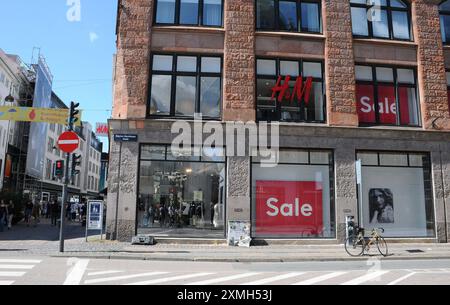 Copenhague/ Danemark/28 juillet 2024/vente jusqu'à 7 % dans le magasin suédois H&M à Copenhague. Photo. Francis Joseph Dean/Dean images non destinées à un usage commercial Banque D'Images