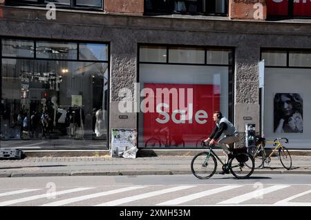 Copenhague/ Danemark/28 juillet 2024/vente jusqu'à 7 % dans le magasin suédois H&M à Copenhague. Photo. Francis Joseph Dean/Dean images non destinées à un usage commercial Banque D'Images