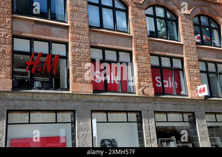 Copenhague/ Danemark/28 juillet 2024/vente jusqu'à 7 % dans le magasin suédois H&M à Copenhague. Photo. Francis Joseph Dean/Dean images non destinées à un usage commercial Banque D'Images