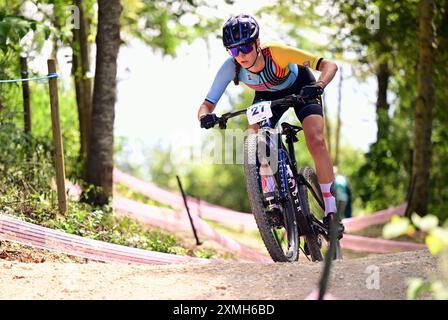 Elencourt, France. 28 juillet 2024. La belge Emeline Detilleux photographiée en action lors de la course cycliste de cross-country féminine des Jeux Olympiques de Paris 2024, lors de l'ascension de la colline d'Elancourt près de Paris, France, le dimanche 28 juillet 2024. Les Jeux de la XXXIIIe Olympiade se déroulent à Paris du 26 juillet au 11 août. La délégation belge compte 165 athlètes en compétition dans 21 sports. BELGA PHOTO LAURIE DIEFFEMBACQ crédit : Belga News Agency/Alamy Live News Banque D'Images