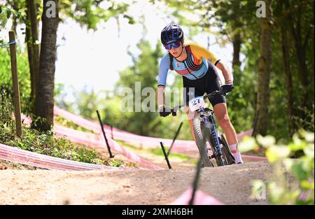 Elencourt, France. 28 juillet 2024. La belge Emeline Detilleux photographiée en action lors de la course cycliste de cross-country féminine des Jeux Olympiques de Paris 2024, lors de l'ascension de la colline d'Elancourt près de Paris, France, le dimanche 28 juillet 2024. Les Jeux de la XXXIIIe Olympiade se déroulent à Paris du 26 juillet au 11 août. La délégation belge compte 165 athlètes en compétition dans 21 sports. BELGA PHOTO LAURIE DIEFFEMBACQ crédit : Belga News Agency/Alamy Live News Banque D'Images