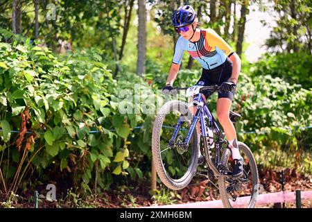 Elencourt, France. 28 juillet 2024. La belge Emeline Detilleux photographiée en action lors de la course cycliste de cross-country féminine des Jeux Olympiques de Paris 2024, lors de l'ascension de la colline d'Elancourt près de Paris, France, le dimanche 28 juillet 2024. Les Jeux de la XXXIIIe Olympiade se déroulent à Paris du 26 juillet au 11 août. La délégation belge compte 165 athlètes en compétition dans 21 sports. BELGA PHOTO LAURIE DIEFFEMBACQ crédit : Belga News Agency/Alamy Live News Banque D'Images