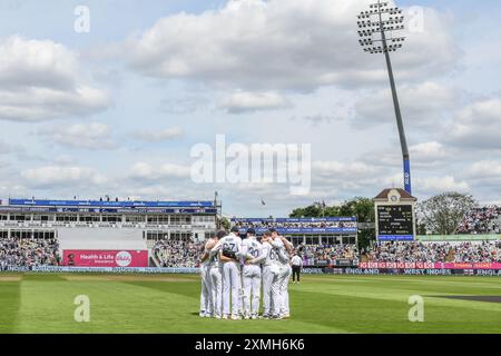 Birmingham, Royaume-Uni. 28 juillet 2024. L'équipe d'Angleterre se caucus au début de la session de l'après-midi lors du 3ème Rothesay test match jour 3 Angleterre vs West Indies à Edgbaston, Birmingham, Royaume-Uni, 28 juillet 2024 (photo par Craig Thomas/News images) à Birmingham, Royaume-Uni le 28/07/2024. (Photo de Craig Thomas/News images/SIPA USA) crédit : SIPA USA/Alamy Live News Banque D'Images