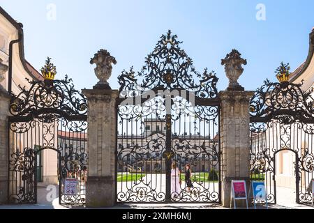 La porte légendaire, la porte en fer forgé doré du château de Esterházy à Fertőd, en Hongrie Banque D'Images