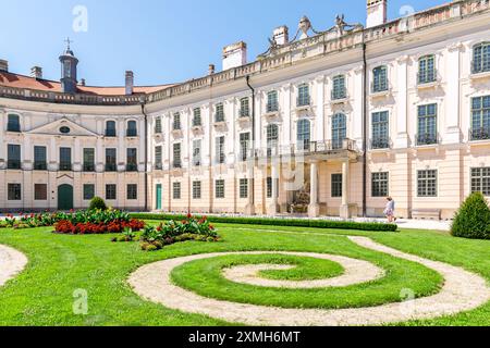 Les beautés architecturales de la cour du château de Eszterházy à Fertőd, Hongrie Banque D'Images