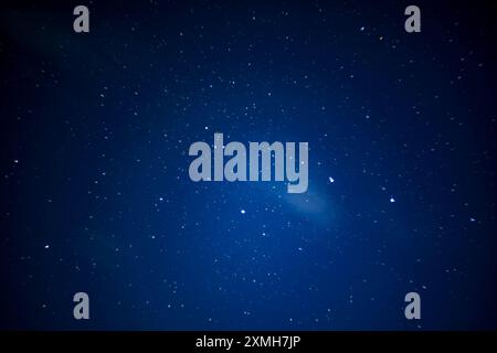 Image captivante du ciel nocturne rempli d'innombrables étoiles brillantes. La vaste étendue de l'espace est belle affichée, mettant en valeur les merveilles de la Banque D'Images