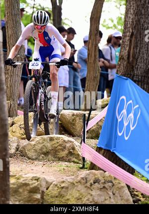 Elencourt, France. 28 juillet 2024. La tchèque Adela Holubova photographiée en action lors de la course cycliste de cross-country féminine des Jeux Olympiques de Paris 2024, à l'escalade de la colline d'Elancourt près de Paris, France, le dimanche 28 juillet 2024. Les Jeux de la XXXIIIe Olympiade se déroulent à Paris du 26 juillet au 11 août. La délégation belge compte 165 athlètes en compétition dans 21 sports. BELGA PHOTO LAURIE DIEFFEMBACQ crédit : Belga News Agency/Alamy Live News Banque D'Images