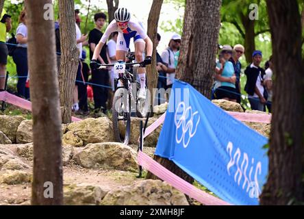 Elencourt, France. 28 juillet 2024. La tchèque Adela Holubova photographiée en action lors de la course cycliste de cross-country féminine des Jeux Olympiques de Paris 2024, à l'escalade de la colline d'Elancourt près de Paris, France, le dimanche 28 juillet 2024. Les Jeux de la XXXIIIe Olympiade se déroulent à Paris du 26 juillet au 11 août. La délégation belge compte 165 athlètes en compétition dans 21 sports. BELGA PHOTO LAURIE DIEFFEMBACQ crédit : Belga News Agency/Alamy Live News Banque D'Images