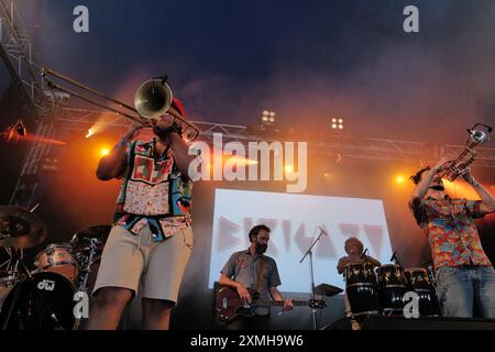 Malmesbury, Angleterre, Royaume-Uni. 28 juillet 2024. Bixiga 70 (Brésil) dix-man juggernaut de son de SÃ£o Paulo qui vient lourd sur les cors, fusionnant brillamment l'urgence de l'Afrobeat avec la fraîcheur du jazz latin se produit au festival WOMAD (World of Music, Arts and Dance) à Charlton Park, Malmesbury, Wiltshire, célébrant la musique mondiale, les arts, et de la culture. L'événement présente des performances d'artistes internationaux, des ateliers, des stands de nourriture et diverses expositions culturelles, offrant une expérience vibrante et immersive pour les participants. (Crédit image : © Joao Daniel Pereira/ZUMA Press Wire) EDITORIA Banque D'Images