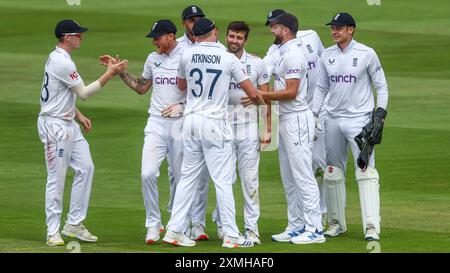 Birmingham, Royaume-Uni. 28 juillet 2024. Mark Wood (au centre de la caméra face à droite) célèbre avoir pris le guichet final des manches, et réclamer son 5e cuir chevelu lors de l'International test match Series match match entre l'Angleterre et les Antilles à Edgbaston Cricket Ground, Birmingham, Angleterre, le 28 juillet 2024. Photo de Stuart Leggett. Utilisation éditoriale uniquement, licence requise pour une utilisation commerciale. Aucune utilisation dans les Paris, les jeux ou les publications d'un club/ligue/joueur. Crédit : UK Sports pics Ltd/Alamy Live News Banque D'Images