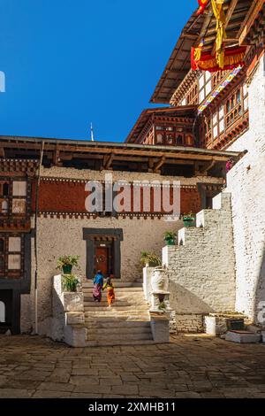 Vue sur l'architecture traditionnelle de la cour intérieure de Trongsa dzong dans le centre du Bhoutan Banque D'Images