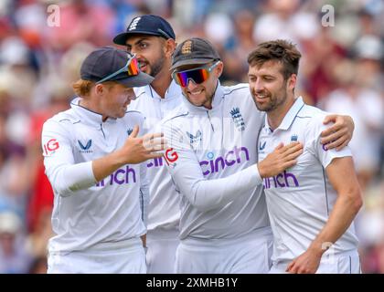 Birmingham, Royaume-Uni, 28 juillet 2024. Angleterre v West Indies’ test match 3 . Sur la photo : Mark Wood célèbre le bowling aux Antilles avec Joe Root, Ollie Pope et Shoaib Bashir lors de la troisième journée de l'International Cricket test match à Edgbaston Cricket Ground. Crédit : Mark Dunn/Alamy Live News» Banque D'Images