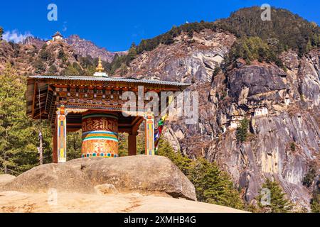 Roue de prière sur le chemin du monastère Taktshang Goemba Tigers Nest au Bhoutan Banque D'Images