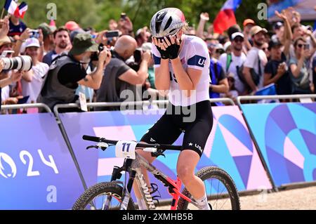 Elencourt, France. 28 juillet 2024. L'américaine Haley Batten célèbre son passage sur la ligne d'arrivée de la course cycliste de cross-country féminine des Jeux Olympiques de Paris 2024, lors de l'ascension de la colline d'Elancourt près de Paris, France, le dimanche 28 juillet 2024. Les Jeux de la XXXIIIe Olympiade se déroulent à Paris du 26 juillet au 11 août. La délégation belge compte 165 athlètes en compétition dans 21 sports. BELGA PHOTO LAURIE DIEFFEMBACQ crédit : Belga News Agency/Alamy Live News Banque D'Images