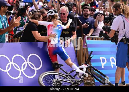Elencourt, France. 28 juillet 2024. La française Pauline Ferrand Prevot célèbre après avoir remporté la course cycliste de cross-country féminine des Jeux Olympiques de Paris 2024, à l'ascension de la colline d'Elancourt près de Paris, France, le dimanche 28 juillet 2024. Les Jeux de la XXXIIIe Olympiade se déroulent à Paris du 26 juillet au 11 août. La délégation belge compte 165 athlètes en compétition dans 21 sports. BELGA PHOTO LAURIE DIEFFEMBACQ crédit : Belga News Agency/Alamy Live News Banque D'Images