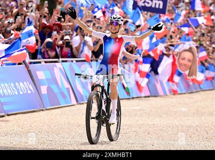 Elencourt, France. 28 juillet 2024. La française Pauline Ferrand Prevot célèbre alors qu'elle franchit la ligne d'arrivée pour remporter la course cycliste de cross-country féminine des Jeux Olympiques de Paris 2024, à l'ascension de la colline d'Elancourt près de Paris, le dimanche 28 juillet 2024. Les Jeux de la XXXIIIe Olympiade se déroulent à Paris du 26 juillet au 11 août. La délégation belge compte 165 athlètes en compétition dans 21 sports. BELGA PHOTO LAURIE DIEFFEMBACQ crédit : Belga News Agency/Alamy Live News Banque D'Images