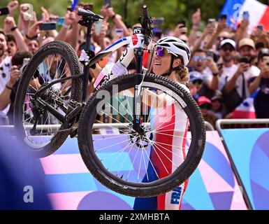 Elencourt, France. 28 juillet 2024. La française Pauline Ferrand Prevot célèbre après avoir remporté la course cycliste de cross-country féminine des Jeux Olympiques de Paris 2024, à l'ascension de la colline d'Elancourt près de Paris, France, le dimanche 28 juillet 2024. Les Jeux de la XXXIIIe Olympiade se déroulent à Paris du 26 juillet au 11 août. La délégation belge compte 165 athlètes en compétition dans 21 sports. BELGA PHOTO LAURIE DIEFFEMBACQ crédit : Belga News Agency/Alamy Live News Banque D'Images