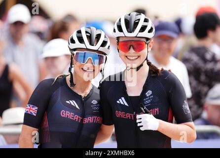 La Grande-Bretagne Evie Richards (à gauche) célèbre avoir terminé cinquième avec la Grande-Bretagne Ella Maclean-Howell qui a terminé 23e au vélo de montagne féminin de cross-country à Elancourt Hill, lors de la deuxième journée des Jeux Olympiques de Paris 2024 en France. Date de la photo : dimanche 28 juillet 2024. Banque D'Images