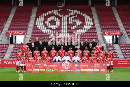 PRODUCTION - 28 juillet 2024, Rhénanie-Palatinat, Mayence : Football : Bundesliga, saison 2024/25, séance photo 1. FSV Mainz 05 dans la Mewa Arena : 4ème rangée à partir de la gauche : Sven Herzog (chef de la performance), Axel Busenkell (chef de la réhabilitation), Jonas Grünewald (chef adjoint de la performance), Stephan Kuhnert (entraîneur de gardien de but), Bo Henriksen (entraîneur en chef), Michael Silberbauer (entraîneur adjoint), Mikkel Jespersen (co-entraîneur), Sören Hartung (entraîneur adjoint), Jannes Ehresmann (analyse vidéo). 3ème rangée à partir de la gauche : Andreas Hanche-Olsen, Dr Kathrin Stelzer (Docteur), Dr Philipp Appelmann (Docteur), Stefan Kamili ( Banque D'Images