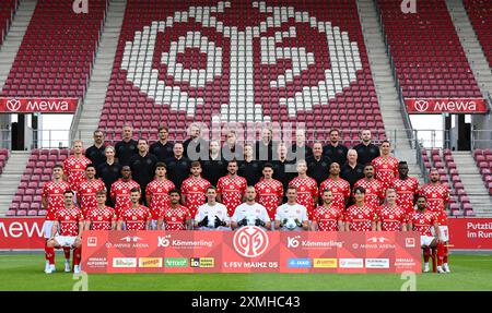 PRODUCTION - 28 juillet 2024, Rhénanie-Palatinat, Mayence : Football : Bundesliga, saison 2024/25, séance photo 1. FSV Mainz 05 dans la Mewa Arena : 4ème rangée à partir de la gauche : Sven Herzog (chef de la performance), Axel Busenkell (chef de la réhabilitation), Jonas Grünewald (chef adjoint de la performance), Stephan Kuhnert (entraîneur de gardien de but), Bo Henriksen (entraîneur en chef), Michael Silberbauer (entraîneur adjoint), Mikkel Jespersen (co-entraîneur), Sören Hartung (entraîneur adjoint), Jannes Ehresmann (analyse vidéo). 3ème rangée à partir de la gauche : Andreas Hanche-Olsen, Dr Kathrin Stelzer (Docteur), Dr Philipp Appelmann (Docteur), Stefan Kamili ( Banque D'Images