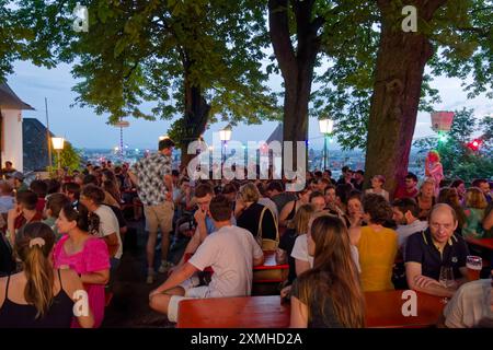 EM 2024, Kastaniengarten auf dem Schloßberg, Biergarten, Freiburg im Breisgau, Schwarzwald, Deutschland, EM 2024, Kastaniengarten auf dem Schloßberg, Biergarten, Freiburg im Breisgau, Schwarzwald, Deutschland *** public View EM 2024, Kastaniengarten auf dem Schloßberg, Beer Garden, Freiburg im Breisgau, Forêt Noire, Allemagne 2024 Kastaniengarten auf dem Schloßberg, café en plein air, Freiburg im Breisgau, Forêt Noire, Allemagne Banque D'Images