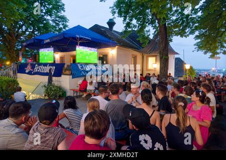 EM 2024, Kastaniengarten auf dem Schloßberg, Biergarten, Freiburg im Breisgau, Schwarzwald, Deutschland, EM 2024, Kastaniengarten auf dem Schloßberg, Biergarten, Freiburg im Breisgau, Schwarzwald, Deutschland *** public View EM 2024, Kastaniengarten auf dem Schloßberg, Beer Garden, Freiburg im Breisgau, Forêt Noire, Allemagne 2024 Kastaniengarten auf dem Schloßberg, café en plein air, Freiburg im Breisgau, Forêt Noire, Allemagne Banque D'Images