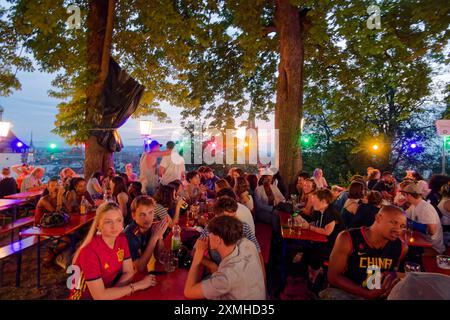 EM 2024, Kastaniengarten auf dem Schloßberg, Biergarten, Freiburg im Breisgau, Schwarzwald, Deutschland, EM 2024, Kastaniengarten auf dem Schloßberg, Biergarten, Freiburg im Breisgau, Schwarzwald, Deutschland *** public View EM 2024, Kastaniengarten auf dem Schloßberg, Beer Garden, Freiburg im Breisgau, Forêt Noire, Allemagne 2024 Kastaniengarten auf dem Schloßberg, café en plein air, Freiburg im Breisgau, Forêt Noire, Allemagne Banque D'Images