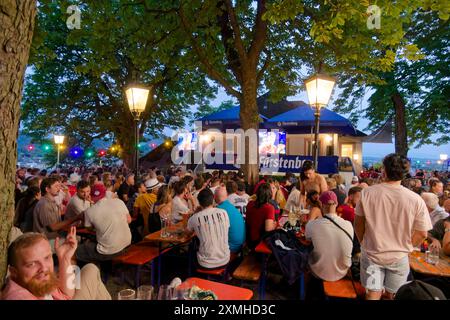 EM 2024, Kastaniengarten auf dem Schloßberg, Biergarten, Freiburg im Breisgau, Schwarzwald, Deutschland, EM 2024, Kastaniengarten auf dem Schloßberg, Biergarten, Freiburg im Breisgau, Schwarzwald, Deutschland *** public View EM 2024, Kastaniengarten auf dem Schloßberg, Beer Garden, Freiburg im Breisgau, Forêt Noire, Allemagne 2024 Kastaniengarten auf dem Schloßberg, café en plein air, Freiburg im Breisgau, Forêt Noire, Allemagne Banque D'Images