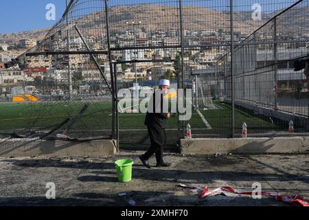 Golan Heights, Israël. 28 juillet 2024. (240728) -- HAUTEURS DU GOLAN, 28 juillet 2024 (Xinhua) -- cette photo prise le 28 juillet 2024 montre la scène d'une attaque à la roquette dans la ville druze de Majdal Shams, sur les hauteurs du Golan occupées par Israël. Les responsables israéliens ont appelé à des représailles contre le Hezbollah à la suite d'une attaque à la roquette sur un terrain de football à Majdal Shams, sur le plateau du Golan occupé par Israël, qui a tué au moins 12 enfants et jeunes samedi. Le groupe militant chiite libanais a nié toute implication. (Ayal Margolin/JINI via Xinhua) crédit : Xinhua/Alamy Live News Banque D'Images