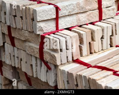 Pile de briques attachée avec des cordes pour la construction et le bâtiment Banque D'Images