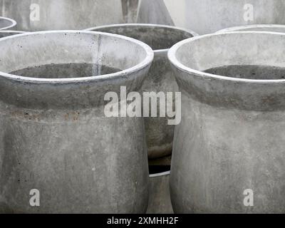 Plusieurs pots de plantes en béton sont empilés les uns sur les autres Banque D'Images