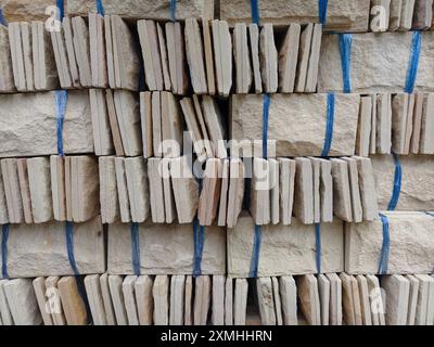 Pile de briques attachée avec des cordes pour la construction et le bâtiment Banque D'Images