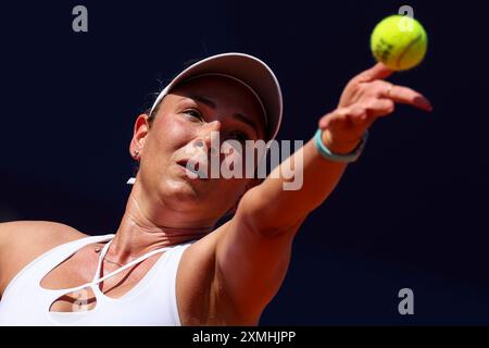 Pariz, Francuska. 28 juillet 2024. La joueuse de tennis croate Donna Vekic sert une balle lors d'un match de tennis contre la joueuse italienne Lucia Bronzetti au premier tour des Jeux Olympiques le 28 juillet 2024 à Paris, France. Photo Igor Kralj/PIXSELL crédit : Pixsell/Alamy Live News Banque D'Images