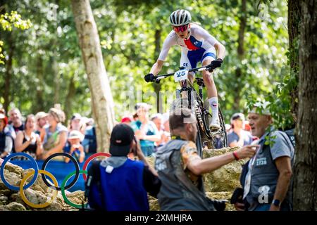 Elancourt, France. 28 juillet 2024. Adela Holubova de la République tchèque participe à l'épreuve féminine de vélo de montagne aux Jeux Olympiques de Paris, France, le 28 juillet 2024. Crédit : Jaroslav Svoboda/CTK photo/Alamy Live News Banque D'Images