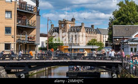 Leith, Édimbourg, Écosse, Royaume-Uni, 28 juillet 2024. Météo britannique : avec l'arrivée de l'été enfin, les gens profitent des bars et des vues dans l'endroit le plus branché de la ville pour vivre. Sur la photo : les gens prenant un verre au Techter's Landing. Crédit : Sally Anderson/Alamy Live News Banque D'Images