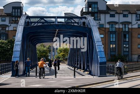 Leith, Édimbourg, Écosse, Royaume-Uni, 28 juillet 2024. Météo britannique : avec l'arrivée de l'été enfin, les gens profitent du temps ensoleillé dans l'endroit le plus branché de la ville pour vivre. Sur la photo : le pont Victoria en fonte récemment restauré à l'entrée de l'eau de la rivière Leith est un endroit pittoresque pour une promenade. Crédit : Sally Anderson/Alamy Live News Banque D'Images