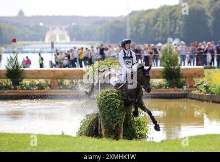 Versailles, France. 28 juillet 2024. Olympia, Paris 2024, sport équestre, soirée, ski de fond, Tom McEwen de Grande-Bretagne monte JL Dublin dans le parcours. Crédit : Rolf Vennenbernd/dpa/Alamy Live News Banque D'Images