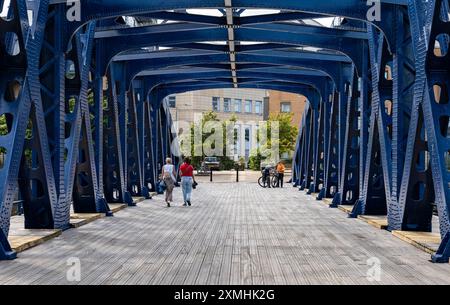 Leith, Édimbourg, Écosse, Royaume-Uni, 28 juillet 2024. Météo britannique : avec l'arrivée de l'été enfin, les gens profitent du temps ensoleillé dans l'endroit le plus branché de la ville pour vivre. Sur la photo : le pont Victoria en fonte récemment restauré à l'entrée de l'eau de la rivière Leith est un endroit pittoresque pour une promenade. Crédit : Sally Anderson/Alamy Live News Banque D'Images