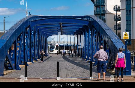 Leith, Édimbourg, Écosse, Royaume-Uni, 28 juillet 2024. Météo britannique : avec l'arrivée de l'été enfin, les gens profitent du temps ensoleillé dans l'endroit le plus branché de la ville pour vivre. Sur la photo : le pont Victoria en fonte récemment restauré à l'entrée de l'eau de la rivière Leith est un endroit pittoresque pour une promenade. Crédit : Sally Anderson/Alamy Live News Banque D'Images